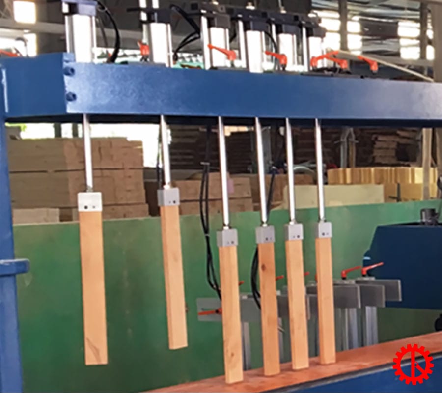 Điều chỉnh hệ thống kẹp phôi