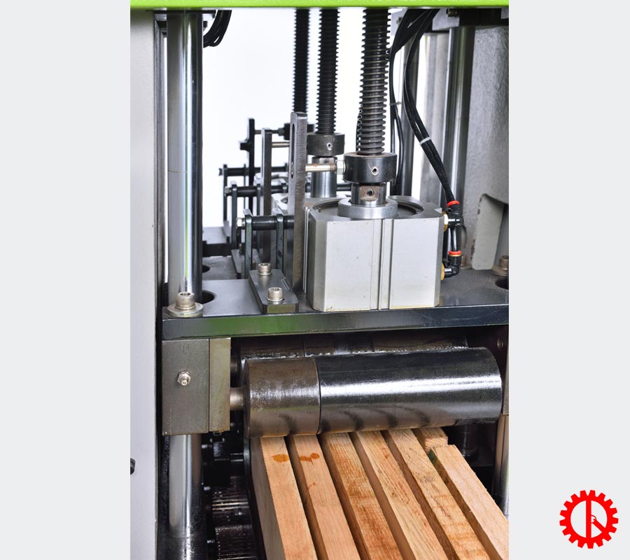 Con lăn rulo đè phôi máy cưa xẻ gỗ tấm nhiều lưỡi MAC-150 | Quốc Duy