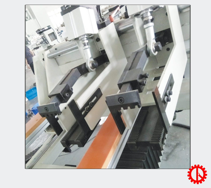 Kẹp phôi chắc chắn máy cưa lọng lập trình cắt Autocard SDJ-2000 | Quốc Duy