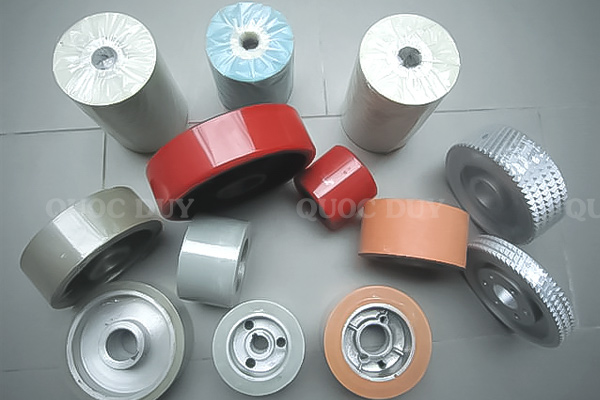 bánh xe răng sắt đưa phôi máy bào 4 mặt | quốc duy