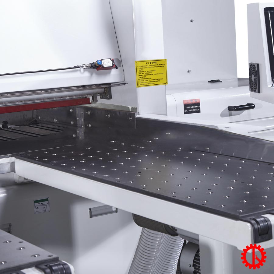 mặt bàn bi di chuyển phôi dễ dàng máy cưa panel saw | Quốc Duy