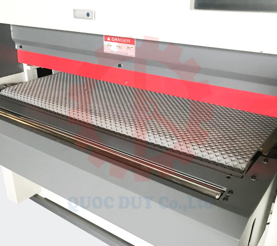 Băng tải caro đưa phôi máy nhám thùng | Quốc Duy