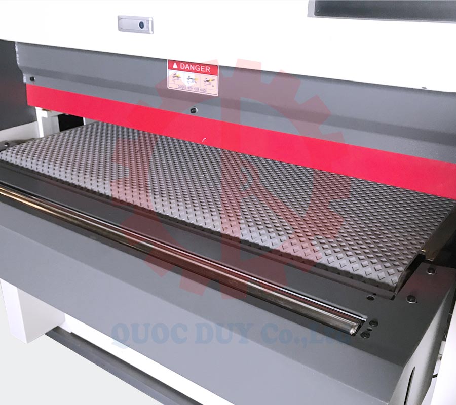 Băng tải đưa phôi máy chà nhám | Quốc Duy