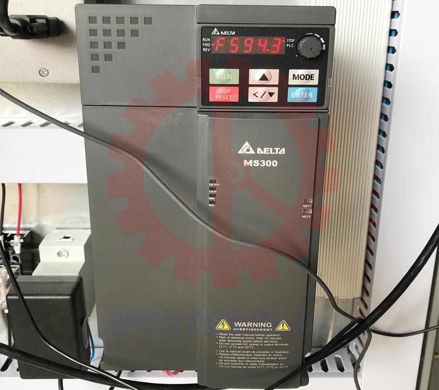 Biến tần Delta máy phay cnc router có rulo đè phôi | Quốc Duy