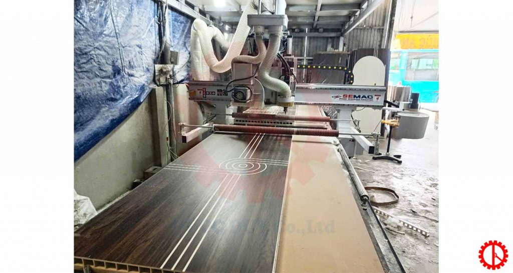 Hình thực tế máy CNC router 2 bàn kết hợp cụm lưỡi cưa
