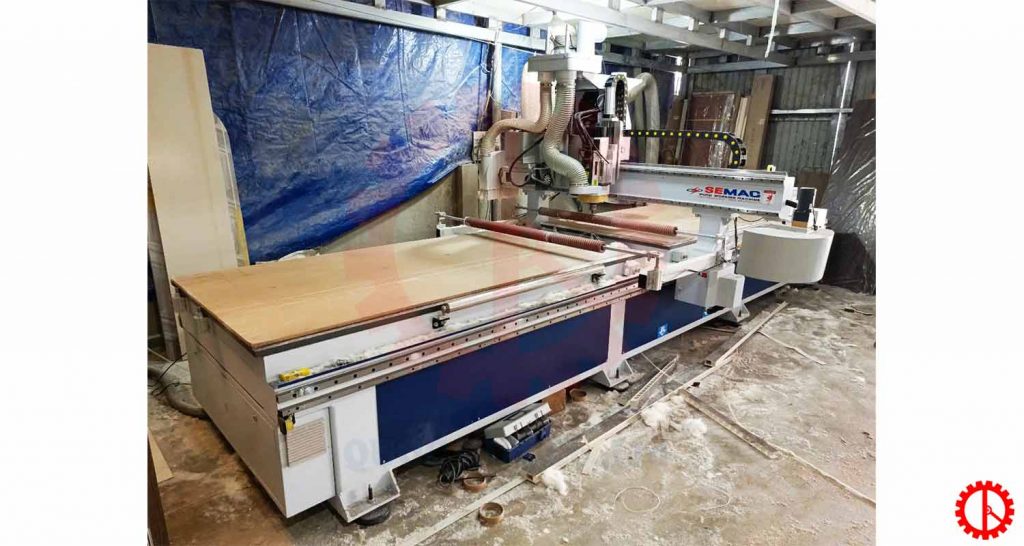 Hình thực tế máy CNC router 2 bàn kết hợp cụm lưỡi cưa