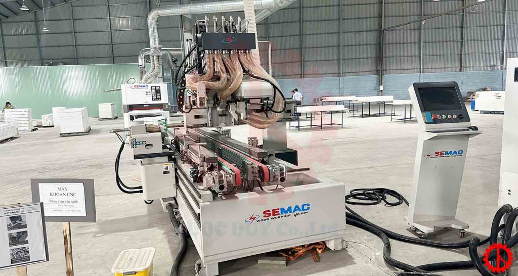 Hình thực tế tại xưởng máy khoan bản lề ổ khóa