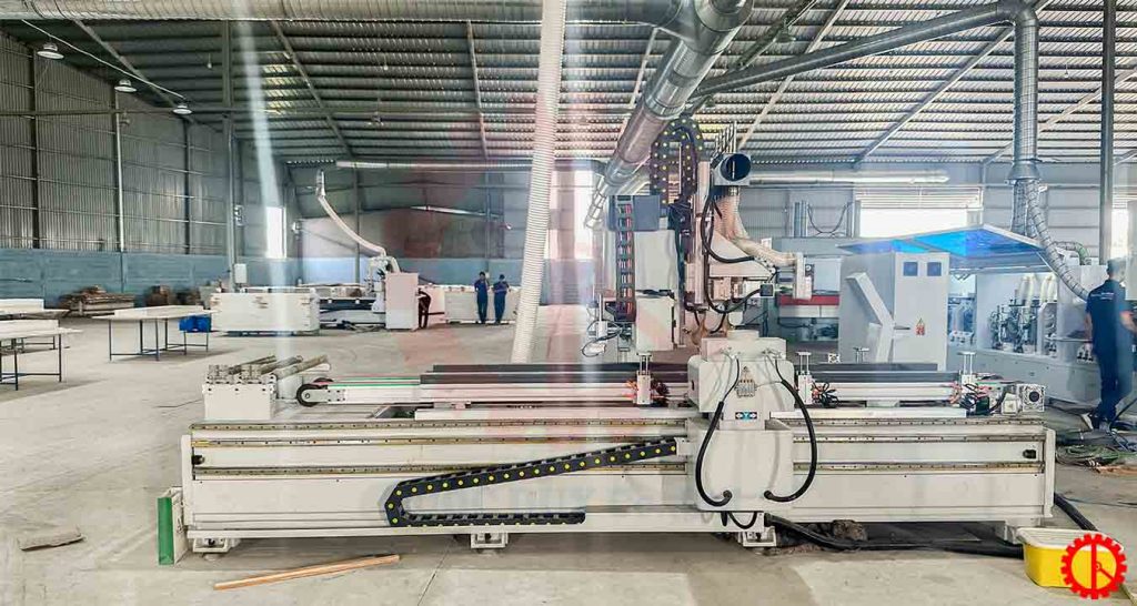 Hình thực tế tại xưởng máy khoan bản lề ổ khóa