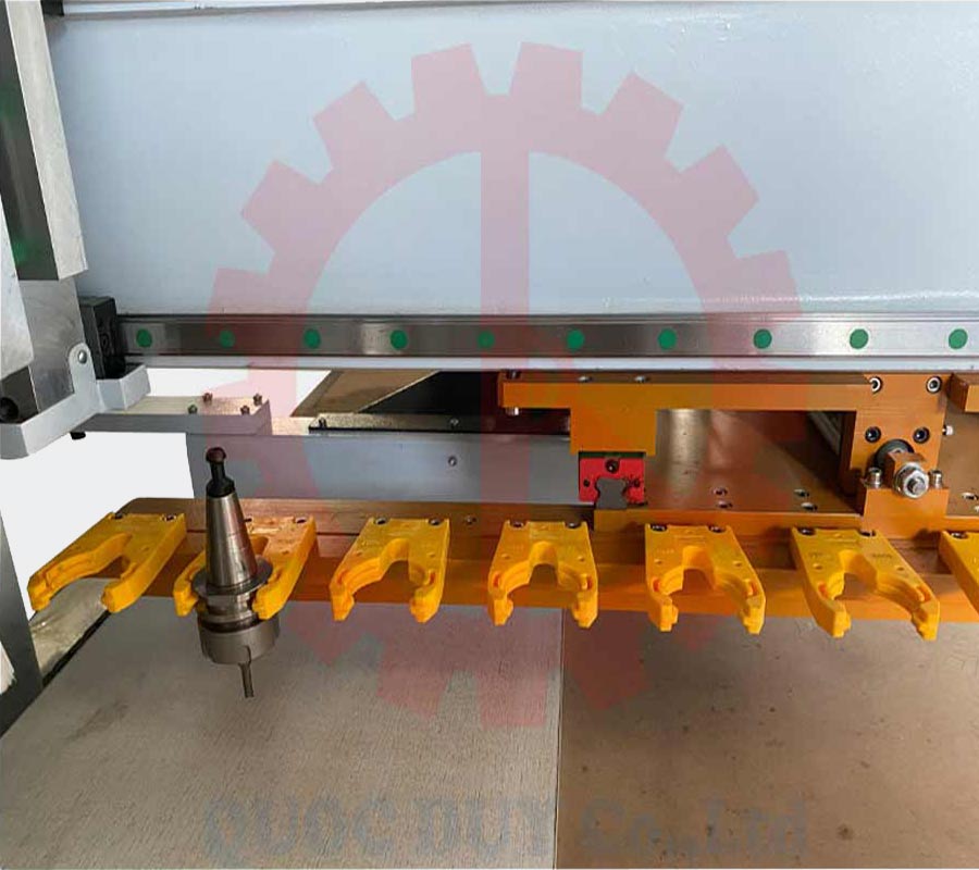 Khay thay dao tự động máy khoan phay cnc thay dao tự động | Quốc Duy