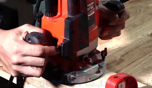 Khoét tay nắm âm bằng máy cầm tay | Quốc Duy