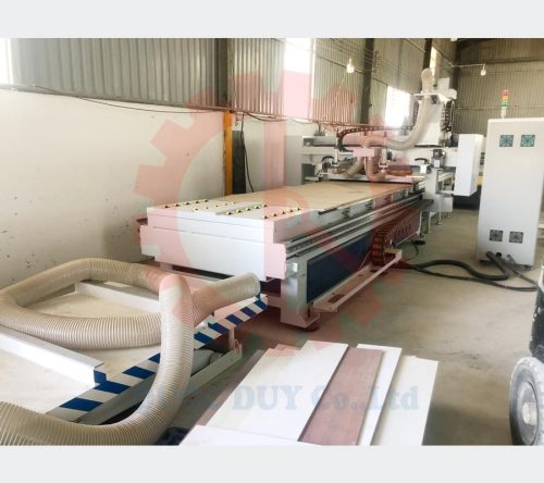 Máy phay khoan cnc thay dao tự động giao cho khách hàng