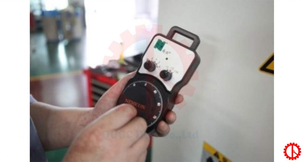 Tay Điều Khiển | Quốc Duy